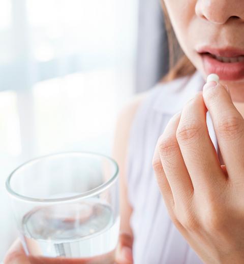 Mujer tomándose paracetamol
