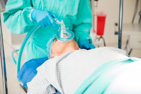 Paciente recibiendo anestesia general 