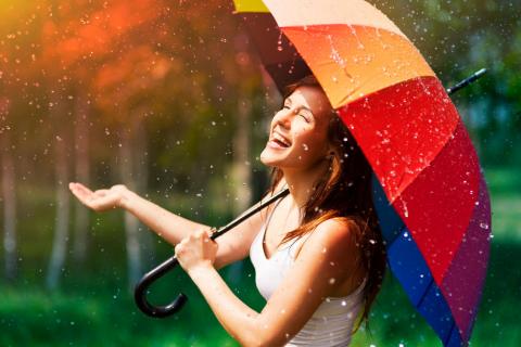 Mujer disfrutando de la lluvia como filosofía del Wabi Sabi