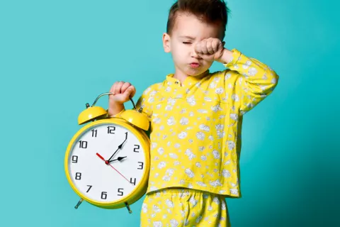 Niño intentando adaptarse al cambio de horario