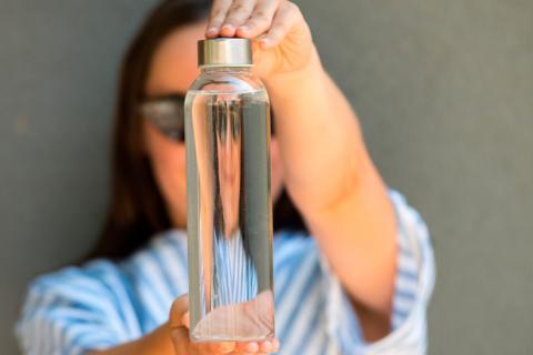 Botella de agua reutilizable limpia