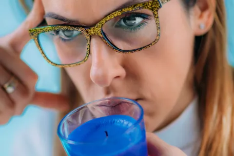 Mujer con parosmia Parosmia, cuando todo te huele mal por el COVID-19