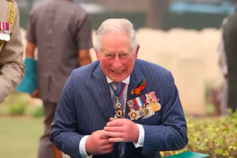 Dedo en salchicha o dactilitis, la afección del rey Carlos III Carlos III de Inglaterra