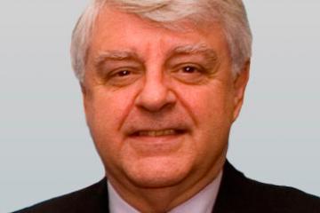Dr. Rafael Esteban Mur, jefe del Servicio de Medicina Interna-Hepatología del Ho