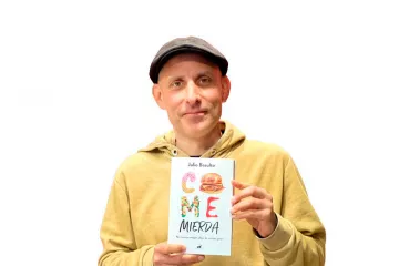Julio Basulto, nutricionista Julio Basulto con su libro 'Come mierda'