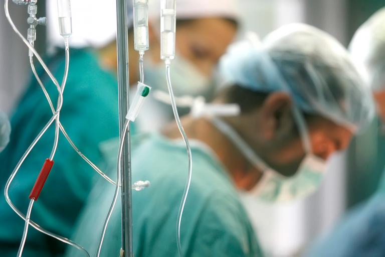 Cirujanos tratando un caso de aborto espontáneo