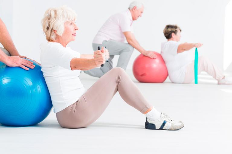 Personas mayores realizando ejercicio físico 