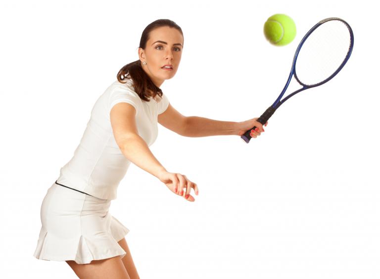 Jugadora de tenis principiante golpeando a la bola
