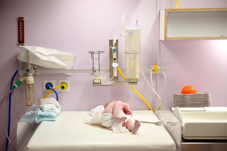 Bebé tumbado en una cama de hospital