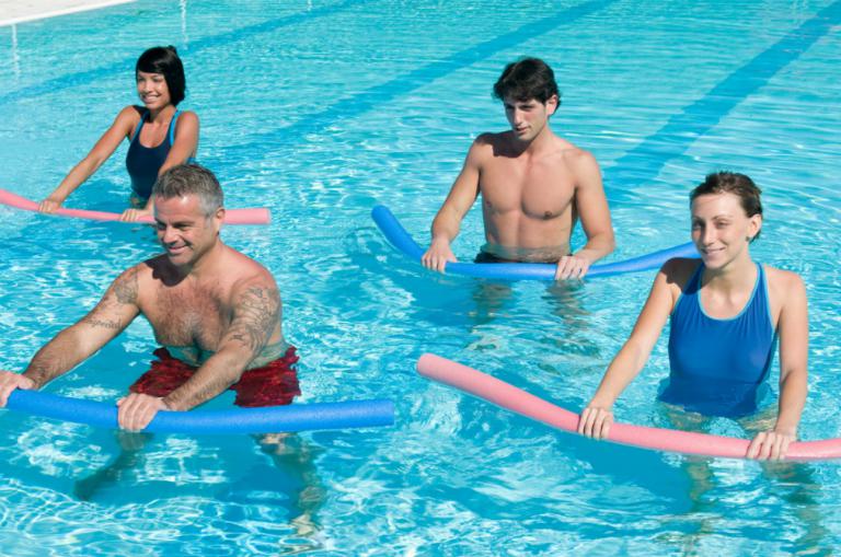 Grupo de personas haciendo ejercicio en la piscina
