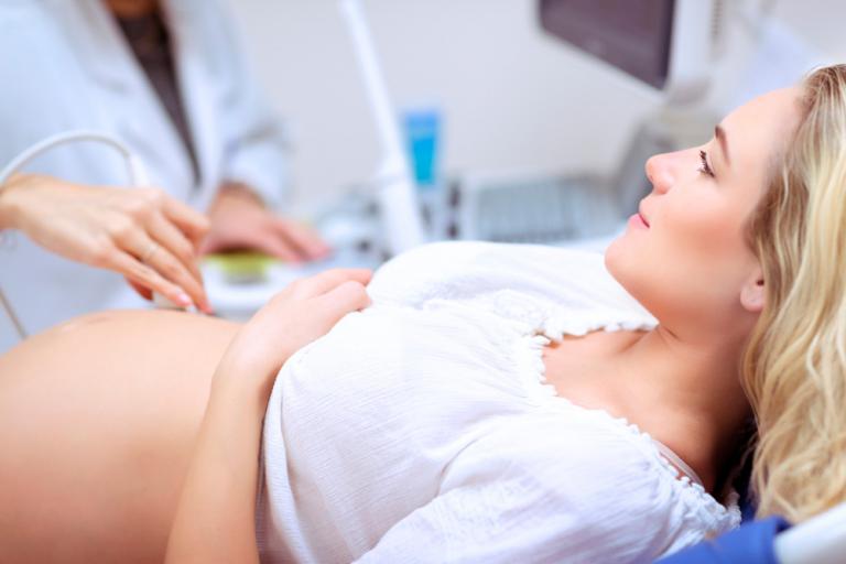 Mujer realizándose una ecografía previa a la amniocentesis