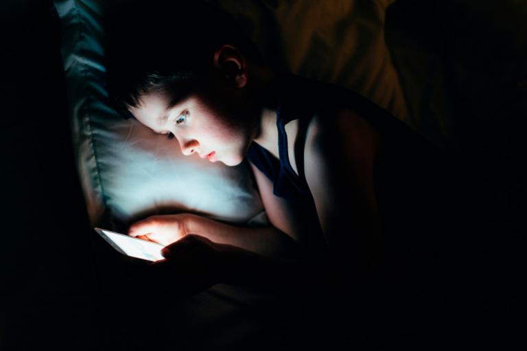Niño jugando a un videojuego antes de dormir