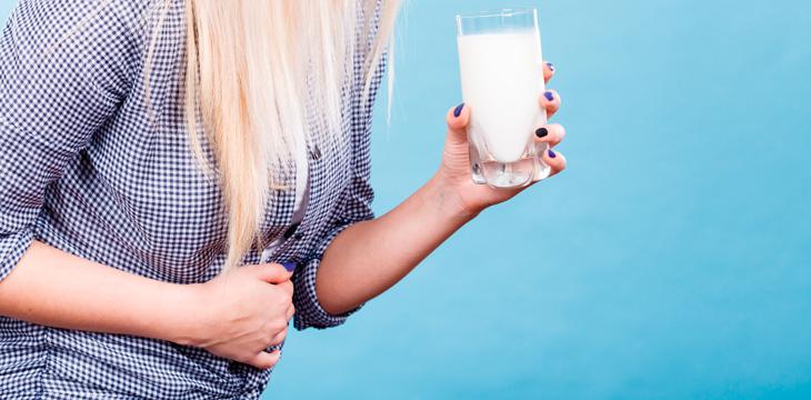 Mujer con síntomas adversos a la lactosa de la leche