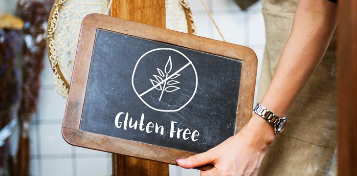 Texto 'Gluten free' escrito en una pizarra