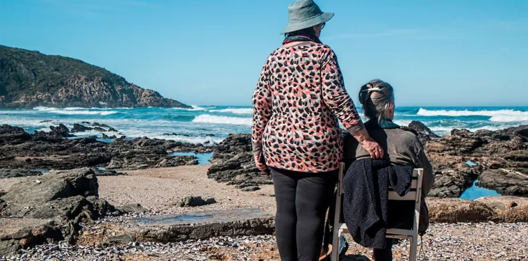 Personas mayores mirando al mar