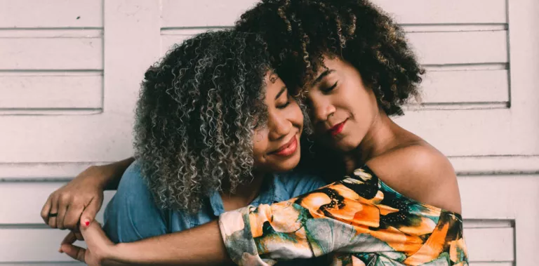 Hija abrazando a su madre