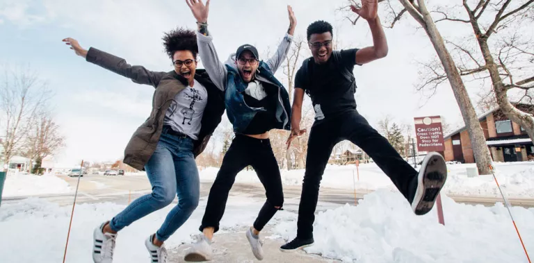 Amigos saltando alegres