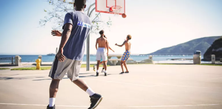 Grupo de jóvenes jugando al baloncesto