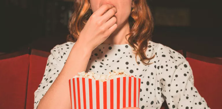 Mujer en el cine sola