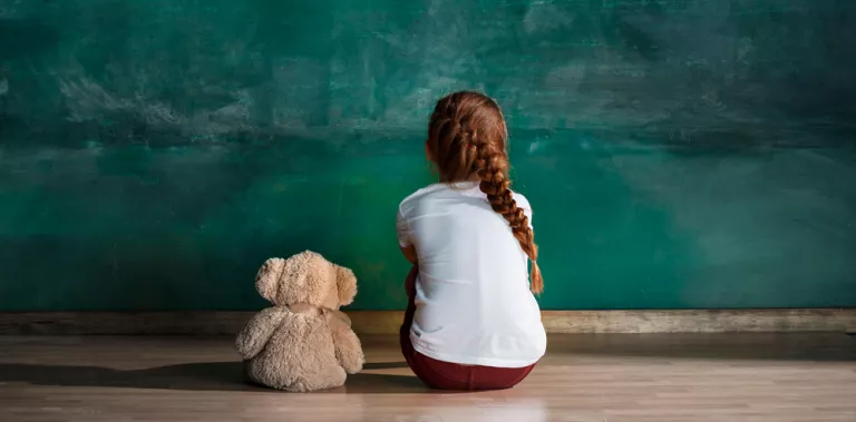 Niño en el colegio con síntomas de autismo