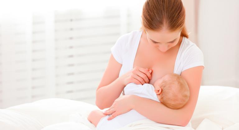 Mujer alérgica dando el pecho a su bebé