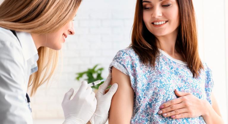Embarazada vacunándose frente a la alergia