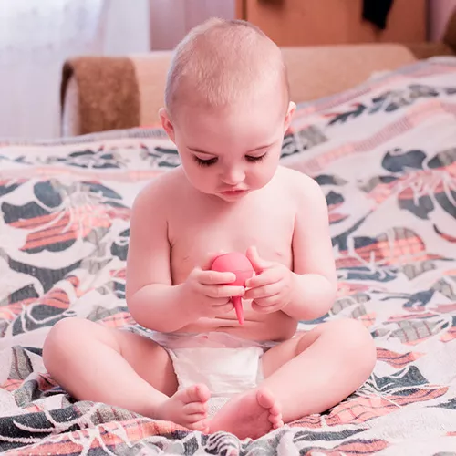 Niño con un enema para evitar la encopresis