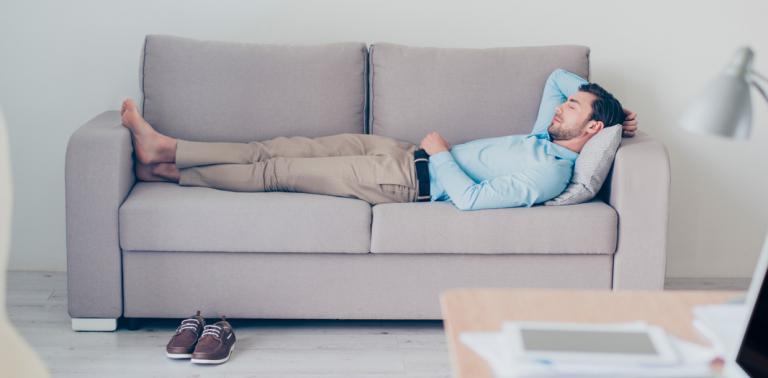 Hombre durmiendo la siesta para evitar mayores síntomas de la narcolepsia
