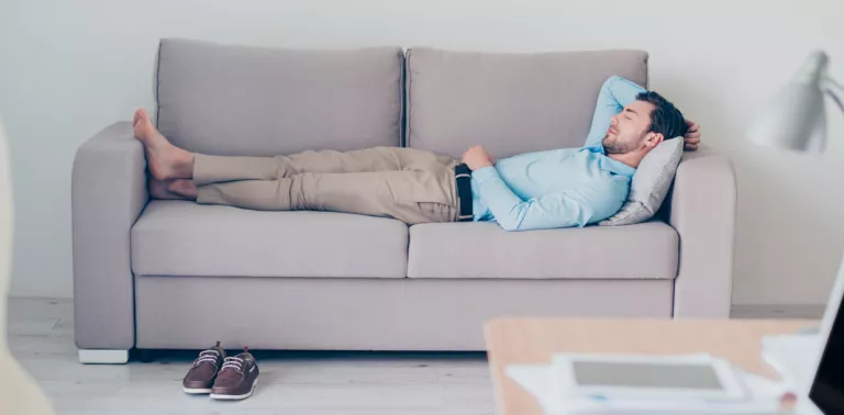 Hombre durmiendo la siesta para evitar mayores síntomas de la narcolepsia