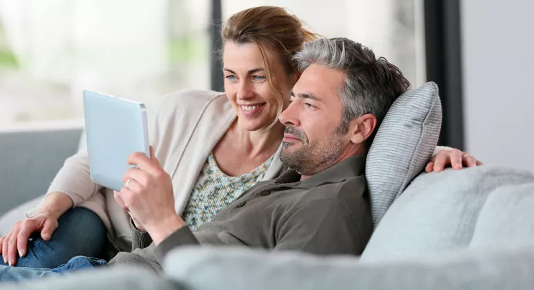 Pareja mirando la tablet