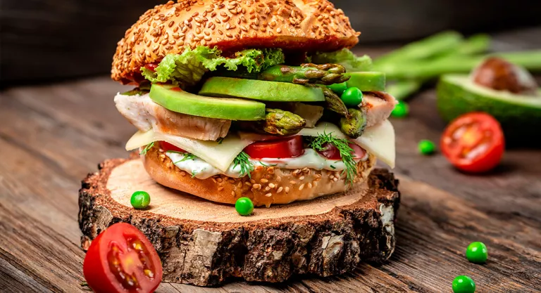 Bocadillo de rodajas de tomate y espárragos