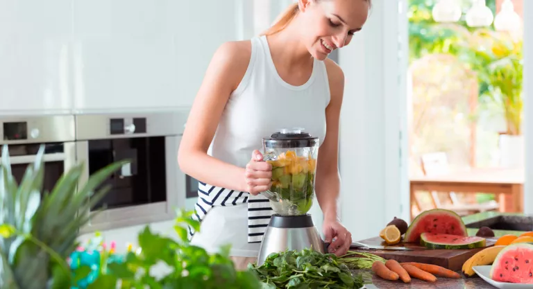 Mujer cocinando comida saludable