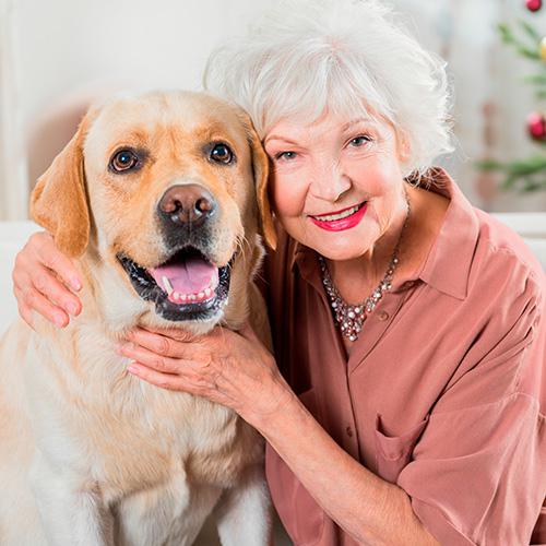 Mujer mayor con una mascota