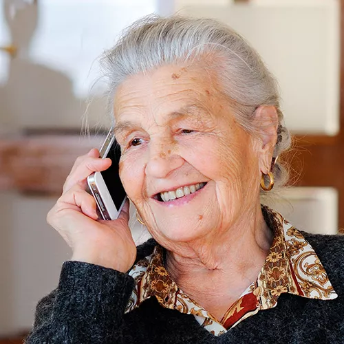 Mujer mayor hablando por teléfono