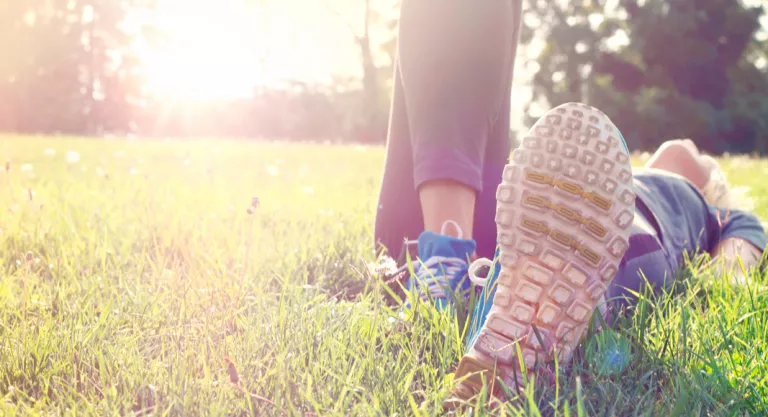 Mujer sobre la hierba, concepto de felicidad