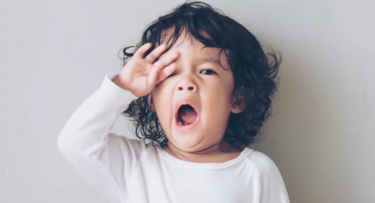 Niño con sueño debido al cambio de hora