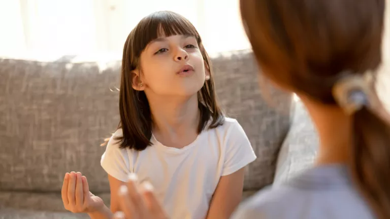 Niña haciendo ejercicios para corregir la tartamudez