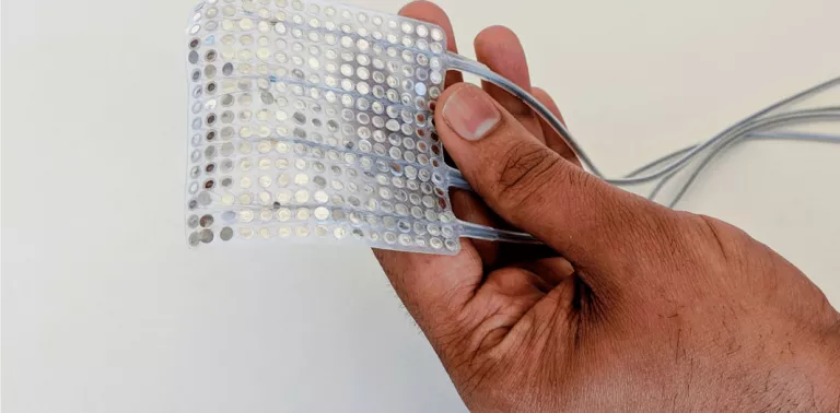 Electrodos usados para convertir señales cerebrales en palabras Descodificador que convierte las señales cerebrales en palabras