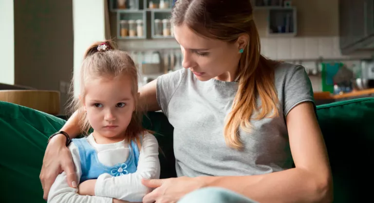 Madre consolando a su hija por acoso escolar