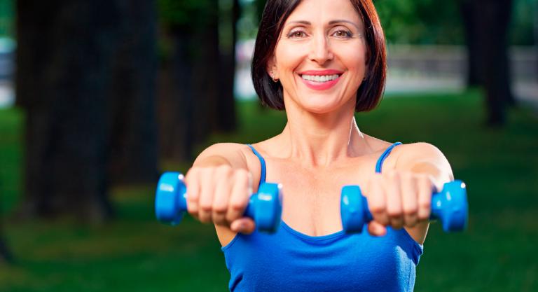 Mujer con la menopausia realizando ejercicio