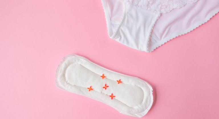 Primera menstruación: braguitas y compresa