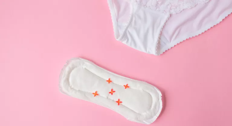 Cómo y cuándo hablar con tu hija de su primera menstruación