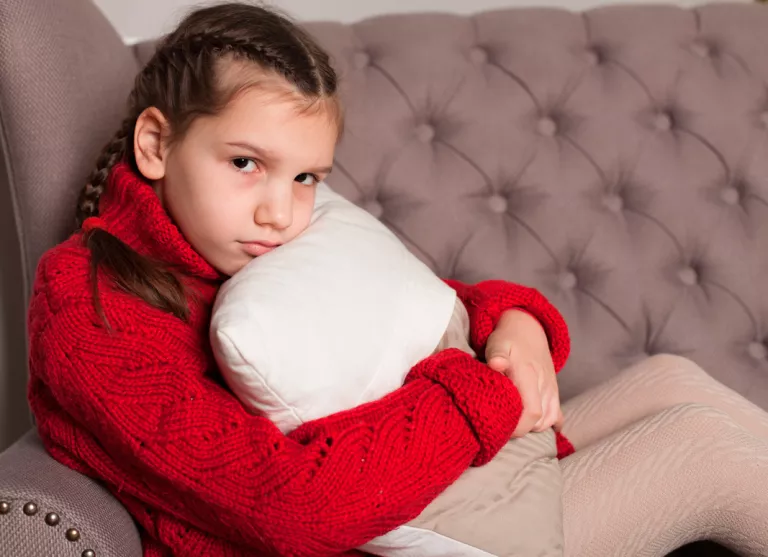 Niña con su primera menstruación