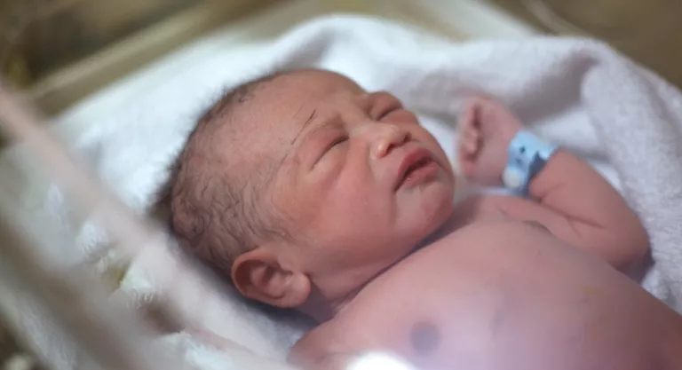 Bebes recien nacidos peludos best sale