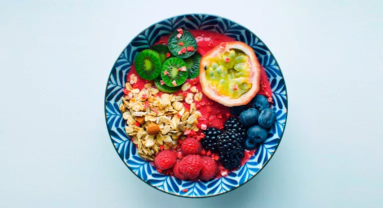 Granola con fruta fresca