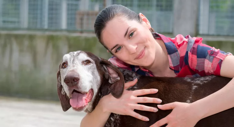 Chica cuidando de un perro