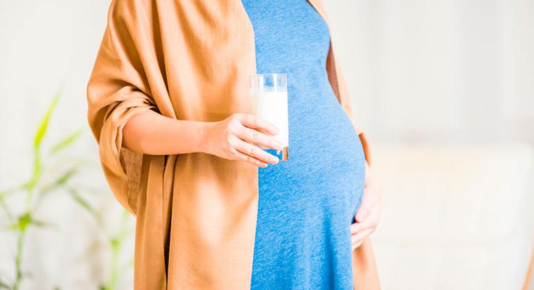Embarazada tomando leche para aliviar el ardor de estómago