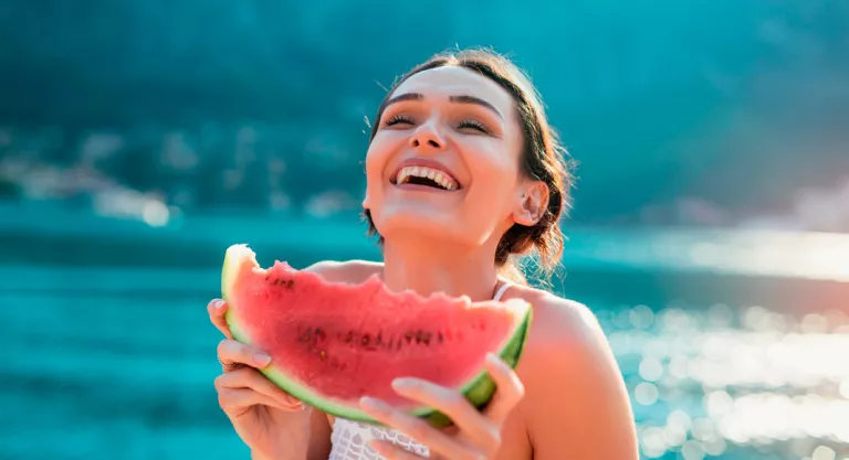 Mujer comiendo sandia