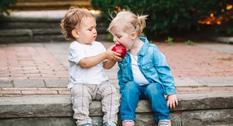 Niños compartiendo