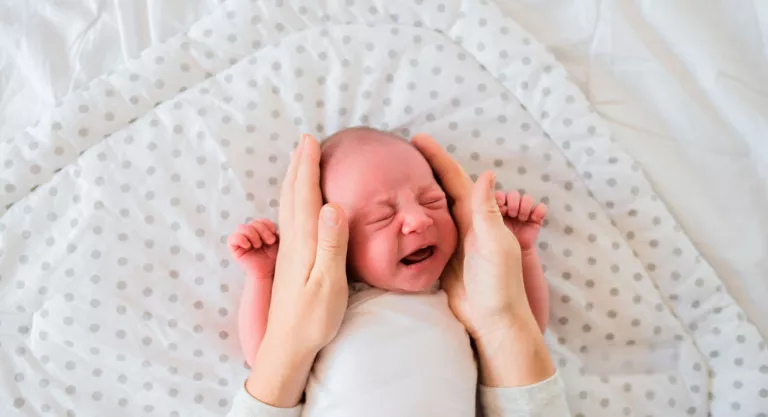 Madre consolando a su bebé